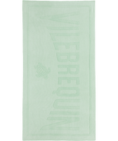 Serviette de plage en coton coloration minérale naturelle Vert d'eau vue portée de face femme