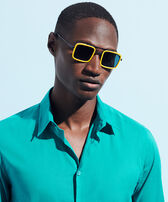 White Tulipwood Sonnenbrille für Damen und Herren – VBQ x Shelter Sunflower Vorderseite getragene Ansicht