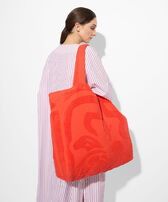 Strandtasche aus Bio-Baumwolle für Damen – Vilebrequin x Ines de la Fressange Mohnrot Vorderseite getragene Ansicht