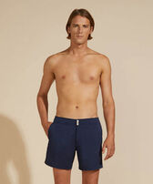 Solid Stretch-Badeshorts mit flachem Bund für Herren Marineblau Vorderseite getragene Ansicht