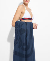 Unisex-Handtuch aus Bio-Baumwolle – Vilebrequin x Ines de la Fressange Marineblau Vorderseite getragene Ansicht