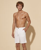 Men Tencel Cotton Bermuda Shorts Solid Weiss Vorderseite getragene Ansicht
