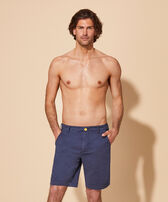 Men Tencel Cotton Bermuda Shorts Solid Marineblau Vorderseite getragene Ansicht