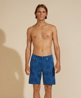 Men 5-Pockets Bermuda Shorts Resin Print Ronde des Tortues Batik blue front worn view