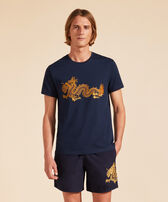 Camiseta de algodón con bordado The Year of the Dragon para hombre Azul marino vista frontal desgastada
