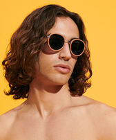 White Tulipwood Sonnenbrille für Damen und Herren – VBQ x Shelter Tomette Männer Vorderansicht getragen