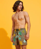 Pantaloncini mare uomo ricamati Ronde Tortues Multicolores - Edizione limitata Olivier vista frontale indossata