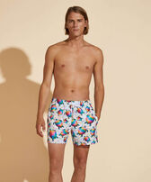 Tortugas Stretch-Badeshorts für Herren – Vilebrequin x Okuda San Miguel Multicolor Vorderseite getragene Ansicht