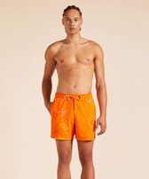 Men Swim Shorts Embroidered Tortue Multicolore - Limited Edition Apricot Vorderseite getragene Ansicht