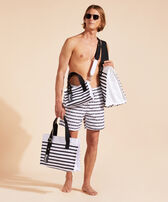 Mini Beach Bag Rayures Black/white Vorderseite getragene Ansicht
