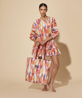 Ikat Flowers Unisex-Strandtasche aus Leinen Multicolor Frauen Vorderansicht getragen