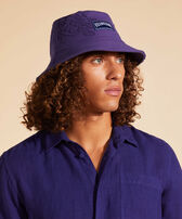 Unisex Terry Bucket Hat Midnight vista frontal de hombre desgastada
