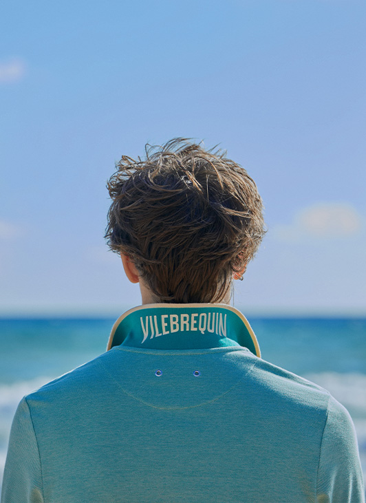 Polo azul de hombre de Vilebrequin, logotipo en la parte posterior del cuello