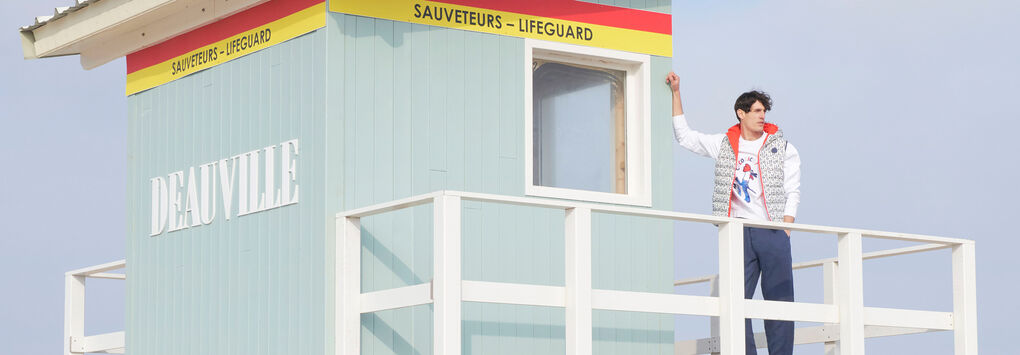 A men front of the sea at Deauville wearing the Vilebrequin Cocorico Sweatshirt, new collection Cruise 24