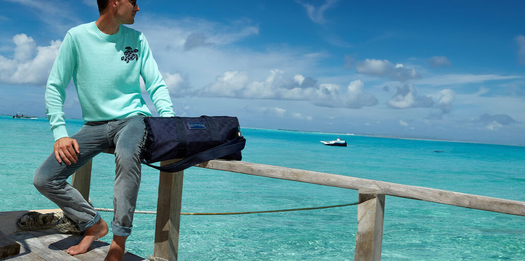 Des hommes portant les pantalons en velours de la nouvelle collection Vilebrequin Cruise 24
