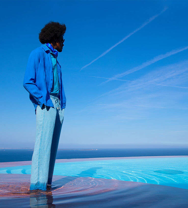 A men front of the sea wearing a Vilebrequin full blue look