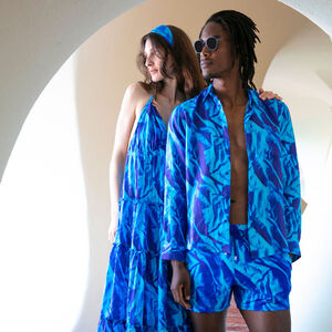 A man and a woman wearing the Draps Froissés print
