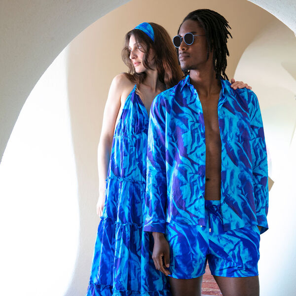 A man and a woman wearing the Draps Froissés print