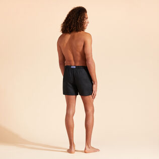 Bermudas de lino cortas para hombre Negro vista trasera desgastada