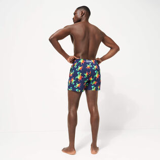 Costume da bagno uomo elasticizzato Tortues Rainbow Multicolor - Vilebrequin x Kenny Scharf Blu marine vista indossata posteriore