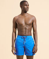 Ultraleichte und verstaubare Solid Badeshorts für Herren Earthenware Vorderseite getragene Ansicht