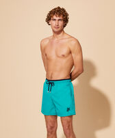 Zweifarbige Solid Bicolore Badeshorts für Herren Tropezian green Vorderseite getragene Ansicht