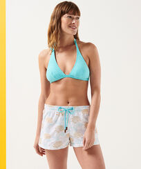 Pantalón corto de baño iridiscente bordado con estampado Flowers of Joy para mujer Blanco vista frontal desgastada