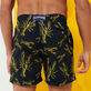Costume da bagno uomo ricamato Lobsters - Edizione limitata Nero vista indossata posteriore