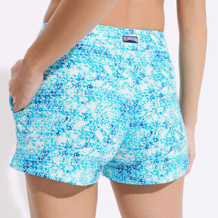 Pantaloncini da spiaggia donna elasticizzati Flowers Tie &Dye Blu marine vista indossata posteriore