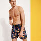 Bañador con estampado Neo Medusa para hombre Azul marino vista frontal desgastada