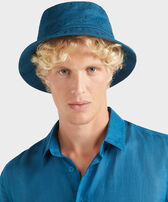 Bob brodé unisexe Tortue All Over Paon vue portée de face
