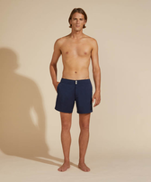 Bañador elástico con cintura lisa y estampado de color liso para hombre Azul marino vista frontal desgastada