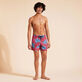 Turtles Badeshorts mit Pailletten für Herren Merlot Vorderseite getragene Ansicht
