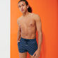 Herren Klassische kurze Bedruckt - Micro Tortues Rainbow Badeshorts für Herren, Marineblau Vorderseite getragene Ansicht