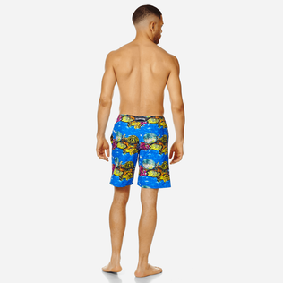 Vilebrequin x 亨特·斯隆姆合作款男士长款泳裤 Atoll 背面穿戴视图