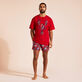 T-shirt uomo oversize in cotone biologico Graphic Lobsters Moulin rouge vista frontale indossata