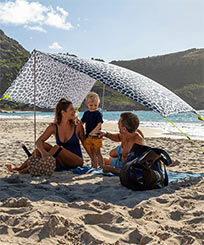 VILEBREQUIN X FATBOY® MIASUN - Portable Beach Tent Navy front worn view