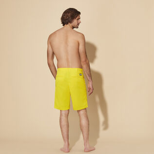 Bermuda en coton et tencel homme uni Soleil vue portée de dos