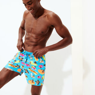 Men Stretch Short Swim Trunks - Vilebrequin x Derrick Adams Swimming pool details view 2