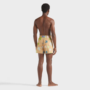 Tortues Multicolore Badeshorts mit Stickerei für Herren – Limitierte Serie Mocha Rückansicht getragen