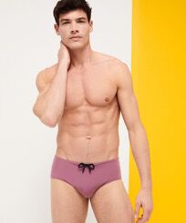Bañador slip ajustado de color liso para hombre Murasaki vista frontal desgastada