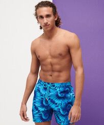 Ultraleichte und verstaubare Nautilius Tie & Dye Bademode für Herren Aquamarin blau Vorderseite getragene Ansicht