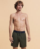 Pantaloncini mare uomo in lana merino Bicolor Olive heather vista frontale indossata