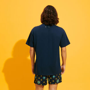 T-shirt uomo in cotone biologico Sud Blu marine vista indossata posteriore