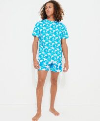 T-shirt uomo in cotone Clouds Hawaii blue vista frontale indossata