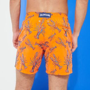 Lobsters Badeshorts mit Stickerei für Herren – Limitierte Serie Tango Rückansicht getragen