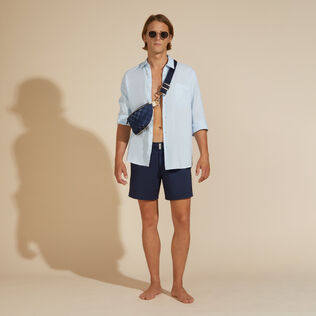Bañador elástico con cintura lisa y estampado de color liso para hombre Azul marino detalles vista 1