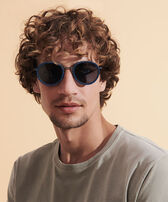 Gafas de sol unisex blancas de madera - VBQ x Shelter Azul marino vista frontal de hombre desgastada