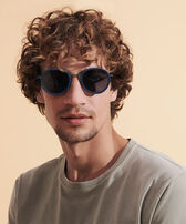 White Tulipwood Sonnenbrille für Damen und Herren – VBQ x Shelter Marineblau Männer Vorderansicht getragen