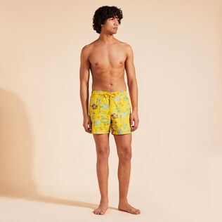 Men Swim Shorts Embroidered Tropical Turtles - Limited Edition Corn 正面穿戴视图